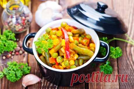 Рагу из болгарского перца, стручковой фасоли, кукурузы и горошка с томатным соусом