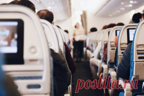 Парализованный пассажир самолета дополз на руках до автобуса и захотел извинений. Пассажир Спенсер Уоттс, парализованный ниже пояса, путешествовал с семьей с авиакомпанией Ryanair и рассказал об унижении в аэропорту. По словам мужчины, ему не предоставили запрошенную помощь и инвалидную коляску, поэтому он был вынужден ползти до автобуса на руках.