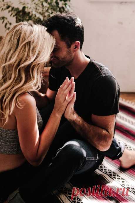 Прошу тебя… закрой глаза…
Представь… что за окошком ночь…
Льет ливень… молния… гроза…
Все мысли… улетели прочь…
Представь… что мы сидим вдвоем…
Вдвоем… и нету никого…
Горит свеча… накрытый стол…
Мы говорим… и пьем вино…
Представь… я подошла к тебе…
Слегка… дотронулась рукой…
А ты… прижал меня к себе…
И прошептал… побудь со мной…
Представь… я обняла тебя…
И села на твои колени…
Своею ласкаю… пленя…
Чуть-чуть оттягиваю… время…
Представь… что я тебе шепчу…
Касаясь губ твоих… ...