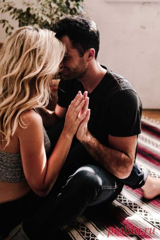 Прошу тебя… закрой глаза…
Представь… что за окошком ночь…
Льет ливень… молния… гроза…
Все мысли… улетели прочь…
Представь… что мы сидим вдвоем…
Вдвоем… и нету никого…
Горит свеча… накрытый стол…
Мы говорим… и пьем вино…
Представь… я подошла к тебе…
Слегка… дотронулась рукой…
А ты… прижал меня к себе…
И прошептал… побудь со мной…
Представь… я обняла тебя…
И села на твои колени…
Своею ласкаю… пленя…
Чуть-чуть оттягиваю… время…
Представь… что я тебе шепчу…
Касаясь губ твоих… ...