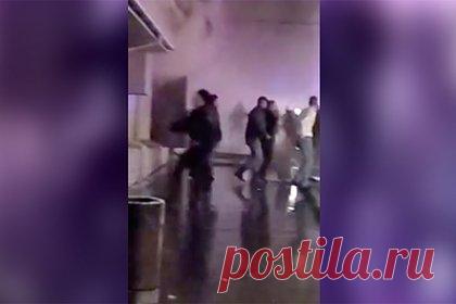 Появились видео первых секунд после начала пожара в костромском клубе. Появились видео первых секунд после начала унесшего жизни 13 человек пожара в клубе «Полигон» в Костроме. На опубликованном видеоролике видно, как люди выбегают из задымленного здания. Следственный комитет области возбудил уголовное дело по статье о причинении смерти по неосторожности двум или более лицам.