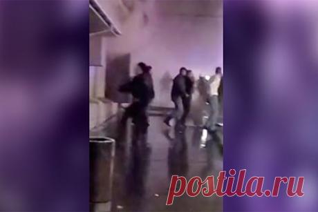 Появились видео первых секунд после начала пожара в костромском клубе. Появились видео первых секунд после начала унесшего жизни 13 человек пожара в клубе «Полигон» в Костроме. На опубликованном видеоролике видно, как люди выбегают из задымленного здания. Следственный комитет области возбудил уголовное дело по статье о причинении смерти по неосторожности двум или более лицам.