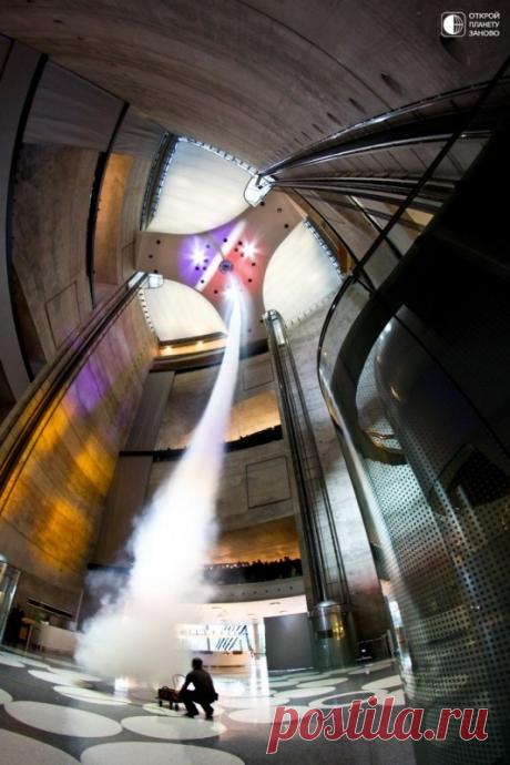 Искусственный торнадо Самый высокий искусственно созданный смерч в мире "обитает" в музее Mercedes-Benz. Он возникает при работе системы вентиляции. 144-м воздушным соплам, его содающим, требуется 7 минут для того, чтобы превратить 28 тонн воздуха в спираль высотой 34,4 метра. Этот торнадо был занесен в книгу...