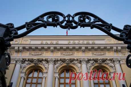 В ЦБ дали советы россиянам по хранению сбережения в долларах на фоне санкций. Россиянам, которые хранят часть денег в валюте стран, применивших санкции против России, посоветовали обдумать открытие счета за рубежом. «Если для вас важно хранить деньги в России, то лучше использовать те валюты и инструменты, которые не могут попасть под санкции и быть заблокированы», — отметили эксперты.