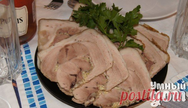 РУЛЬКА ПРЕССОВАННАЯ "ВАУ" - И ВКУС, И АРОМАТ ПРОСТО УМОПОМРАЧИТЕЛЬНЫЙ! Свиная рулька хороша не только в горячем виде, но и в холодном, в качестве закуски. Что вам сказать? Никакие мои "ахи!" и "охи!" не передадут того сытного запаха, который стоит в доме, когда я готовлю такое мясо... Вообще это не мясо, это преступление - невозможно остановиться, невозможно оторваться, невозможно перестать объедаться. 2 рульки, задняя часть — 1 шт морковь — 1 шт лук — 1 шт чеснок…