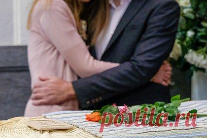 Мужчина решил купить дом для бывшей жены на наследство возлюбленной. Пользовательница форума в Великобритании рассказала, что возлюбленный предложил потратить полученное ею наследство на покупку дома для бывшей жены, которая могла бы жить в нем совместно с их общими детьми. Женщина взбесилась, услышав такое предложение. Она заявила, что еще не отошла от горя об умершем родственнике.