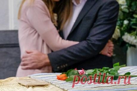 Мужчина решил купить дом для бывшей жены на наследство возлюбленной. Пользовательница форума в Великобритании рассказала, что возлюбленный предложил потратить полученное ею наследство на покупку дома для бывшей жены, которая могла бы жить в нем совместно с их общими детьми. Женщина взбесилась, услышав такое предложение. Она заявила, что еще не отошла от горя об умершем родственнике.