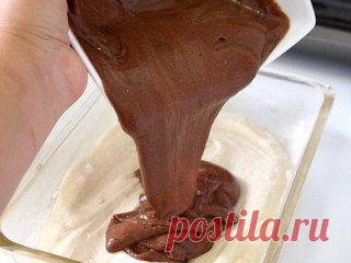 Воздушный мраморный пирог с клубничным соусом | Готовим вместе