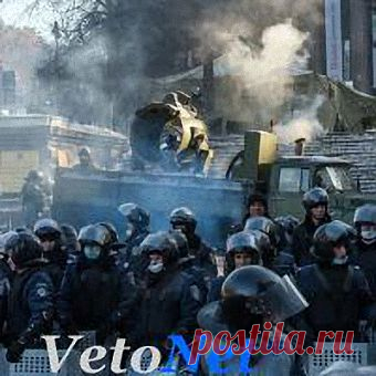 Радикалы забрасывают здания у Верховной рады дымовыми шашками, провоцируя людей, находящихся в них, прыгать из окон, сообщает РИА «Новости» со ссылкой на МВД Украины. В ведомстве предполагают, что таким образом протестующие хотят захватить эти здания.

Ранее во вторник у здания парламента в центре Киева началисьстолкновения между радикальными активистами и силовиками. Радикалы бросают камни в сторону правоохранителей, в ответ милиционеры стреляют светошумовыми гранатами.