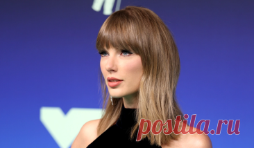 На церемонии VMAs Тейлор Свифт показала выразительный макияж глаз с чёрной, белой и мягкой коричневой подводкой.