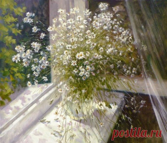 Борис Пастернак. Июль 
ИЮЛЬ
По дому бродит привиденье.  Весь день шаги над головой.  На чердаке мелькают тени.  По дому бродит домовой.  Везде болтается некстати,  Мешается во все дела,  В халате крадется к кровати,  Срыва…