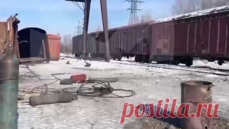 В Хабаровске рабочему оторвало ногу из-за взрыва баллона с газом. В Хабаровске рабочий базы металлолома лишился ноги из-за взрыва баллона с пропаном. Об этом сообщает Telegram-канал Amur Mash. Инцидент произошел в Хабаровске на базе металлолома в Камышовом переулке. 45-летний рабочий из Северной Осетии ...