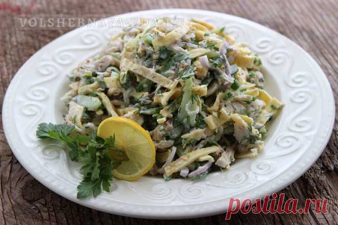 Салат с омлетом и курицей