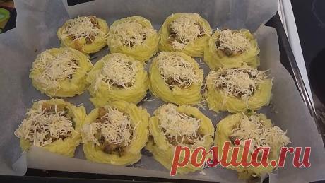 КАРТОФЕЛЬНЫЕ ГНЁЗДА С ГРИБАМИ И ЧЕСНОЧНО-СМЕТАННЫМ СОУСОМ