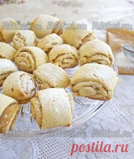 Пирожные "Турбинки песочные"

"Турбинки" - это вкусные, нежно-рассыпчатые песочные пирожные с прослойкой фруктового джема и густо посыпанные сахарной пудрой. Такие пирожные можно встретить-купить в специализированных магазинах "Кулинария". А я пеку их сама - ведь домашние намного вкуснее! Рецепт как-то давно нашла на просторах интернета и он оказался очень удачным! 
Для приготовления пирожных "Турбинки" нам потребуется (ингредиенты на 18-20 шт.): 
мука - 560 г + для посыпк...