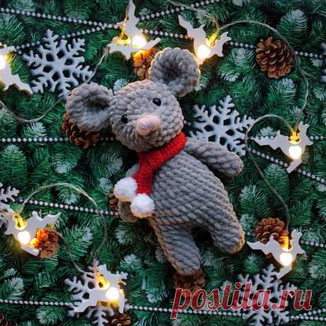 PDF Мышонок Санта крючком. FREE crochet pattern; Аmigurumi doll patterns. Амигуруми схемы и описания на русском. Вязаные игрушки и поделки своими руками #amimore - Мышь, плюшевая мышка, мышонок, крыса, rat rata, rato, ratte, szczur, szczur, mouse, ratón, maus souris, mysz myši. Amigurumi doll pattern free; amigurumi patterns; amigurumi crochet; amigurumi crochet patterns; amigurumi patterns free; amigurumi today.