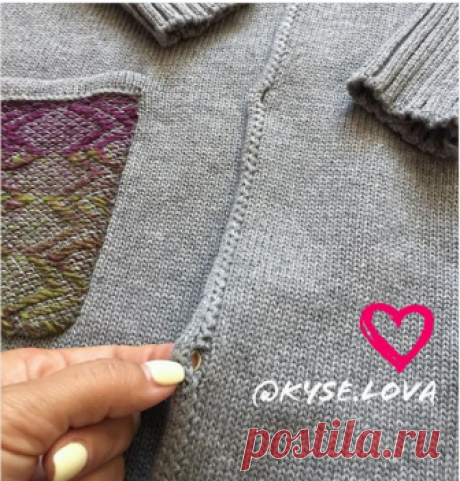 Как делать эту планку?
Просто!
Это шнур, который вяжется на 4-х иглах, включена правая кнопка Part (на Бразере), или кнопка, которая отключает провязывание в одну сторону. В инструкции должно быть как вязать шнур.
Плотность ориентировочно в два раза меньше, чем для кулира из этой же пряжи. Например, кулир на 8, шнур на 4-4+
В каждом 4-м ряду навешиваю одноиголочным деккером каждое второе междурядье по краю полочки кардигана.
Держу изнанкой к себе! Так чтобы протяжки шнура ...