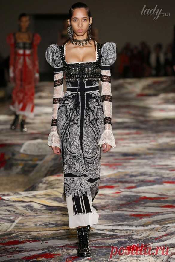 Бохо-шик и немного панка в коллекции Alexander McQueen весна 2017