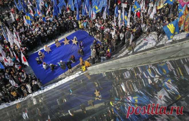 Украина и Евросоюз.  Как развивалось сотрудничество Киева и стран единой Европы / Массовая акция оппозиции в поддержку евроинтеграции в Киеве, 25 февраля 2013 года
© SERGEY DOLZHENKO/EPA  |  Что привело к возникновению конфликта, как он развивался и какое влияние оказал на расстановку сил в международных отношениях. ПРЕДЫСТОРИЯ