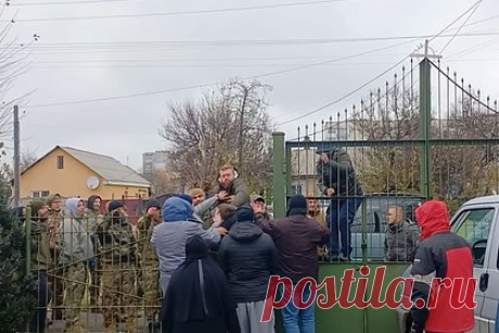 На Украине «Нацкорпус» заблокировал входы в больницу с избитыми верующими. На Украине представителями партии «Нацкорпус» были заблокированы входы в больницу, куда ранее доставили избитых священников канонической Украинской православной церкви. По словам очевидцев, люди в военной форме перекрыли все входы и выходы из третьей городской больницы в городе Черкассы.