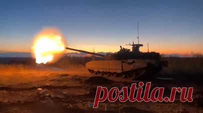 Боевая работа экипажей танков Т-90М «Прорыв» в районе Клещеевки — видео. RT публикует кадры Минобороны России, на которых экипажи танков Т-90М «Прорыв» выполняют боевые задачи в районе Клещеевки к югу от Артёмовска. Экипажами управляют бойцы тульского гвардейского соединения ВДВ. Точным огнём из 125-мм пушки с закрытой огневой позиции и с расстояния около 9 км экипаж уничтожил позиции украинских военных. Читать далее