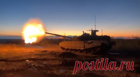 Боевая работа экипажей танков Т-90М «Прорыв» в районе Клещеевки — видео. RT публикует кадры Минобороны России, на которых экипажи танков Т-90М «Прорыв» выполняют боевые задачи в районе Клещеевки к югу от Артёмовска. Экипажами управляют бойцы тульского гвардейского соединения ВДВ. Точным огнём из 125-мм пушки с закрытой огневой позиции и с расстояния около 9 км экипаж уничтожил позиции украинских военных. Читать далее