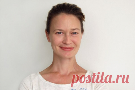 «Люди, которые не знают меня лично и видят только на фотографиях, часто спрашивают, почему я всегда такая серьёзная. Хорошо мне удаётся только совсем лёгкая полуусмешка. Такая как у Моны Лизы. По одной из версий, у натурщицы, позировавшей Леонардо да Винчи, был парез лицевого нерва — отсюда и такое выражение загадочности на лице». Анна Козлова рассказала, каково это —учиться улыбаться заново, когда у тебя парализовано пол‑лица
