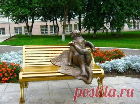 Памятник Йошкину коту. В Йшкар-Оле на одной из лавочек «сидит» кот. У него замечательная ухмылка, и, судя по всему, он доволен жизнью. Скульптура называется «Йошкин кот». Из славянской мифологии к нам пришел «Ёшкин кот» (кот Бабы Яги), но создатели решили обыграть в имени животного название своего города