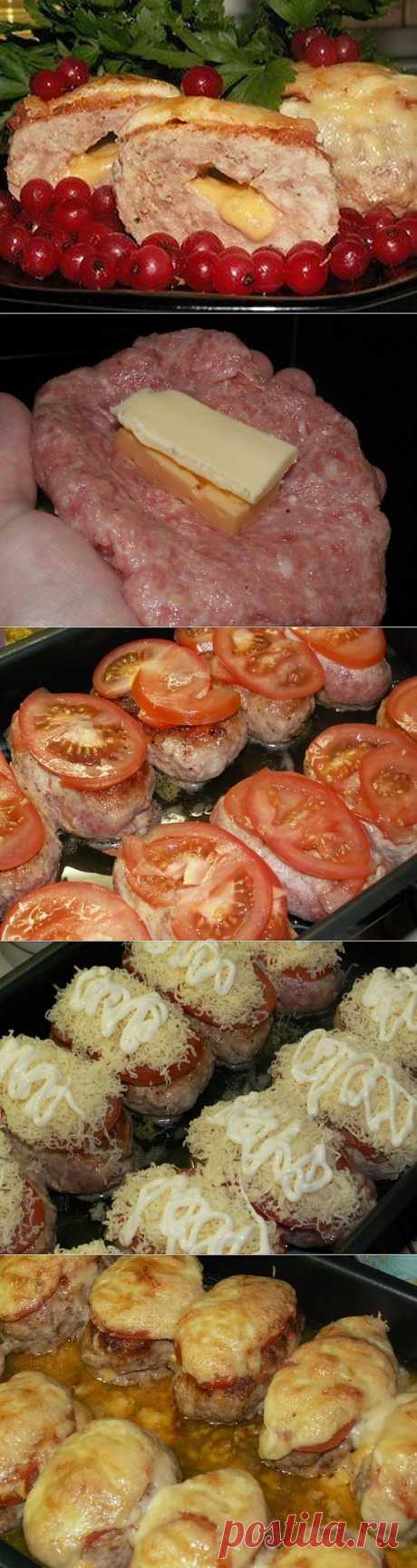 Котлетки под шубкой. ---
Ингредиенты:

Фарш (из индейки) - 1 кг
Яйцо куриное - 2 шт
Батон (белый, без корочки) - 0, 5 шт
Майонез (для фарша   немного для поливки) - 2 ст. л.
Молоко - 120 мл 
Соль
Перец
Сыр твердый (для начинки - 50 г; для посыпки - 200 г) - 250 г
Масло сливочное - 50 г
Помидор - 2 шт
Масло растительное