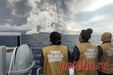 Извержение вулкана Тонга привело к нарушению спутниковой связи. Ученые обнаружили, что извержение вулкана Тонга привело к нарушению спутниковой связи из-за образования экваториального плазменного пузыря (EPB). Использовав спутники Arase и Himawari-8 ученые зафиксировали неравномерную структуру EPB, которая возникла после изменения давления, вызванного извержением вулкана.