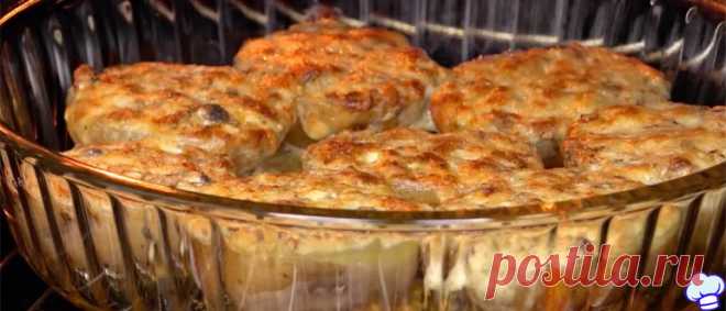 Картофель, запеченный с чесночным маслом Картофель, запеченный с чесночным маслом. Очень ароматное и вкусное блюдо из картофеля. Как всегда, ингредиенты самые обычные. И рецепт очень простой.