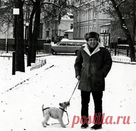Незабываемый актёр со своей собачкой на Патриарших.