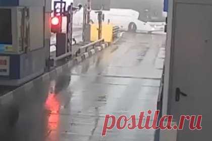 Момент аварии со следовавшим в Москву автобусом с десятками пострадавших попал на видео