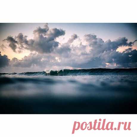 Зима подходит к концу, а у нас ей и не пахло.. У нас волны и небо сумасшедшей красоты! Ждем вас! #школасерфинганабали #серфингнашажизнь фото от @ol_sin 💙