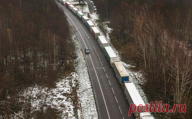 Пробка на границе Польши и Украины растянулась на 53 километра. В направлении украинского пункта пропуска «Рава-Русская» со стороны Польши не пропускают грузовики с топливом и автогазом.