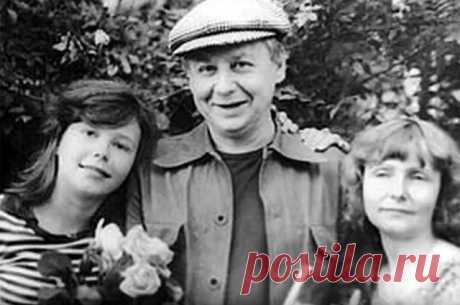 Олег Павлович  с дочерью Сашей и первой женой Людмилой Крыловой