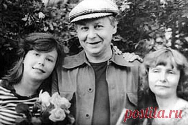 Олег Павлович  с дочерью Сашей и первой женой Людмилой Крыловой