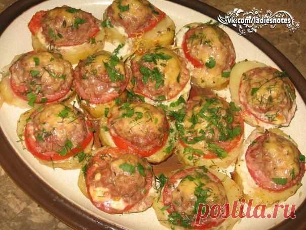 Картофель, запеченный с мясом и помидорами.