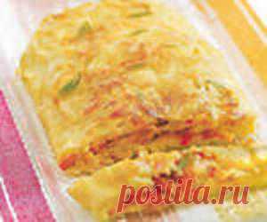 Для приготовления блюда Картофельный рулет необходимы следующие ингредиенты: 800 гр картофеля, 400 гр моркови, 1 луковица, 60гр сливочного масла, полстакана молока, 2 яйца, соль на пробу, 0,5 чайной ложки сахара, 2 столовые ложки муки.