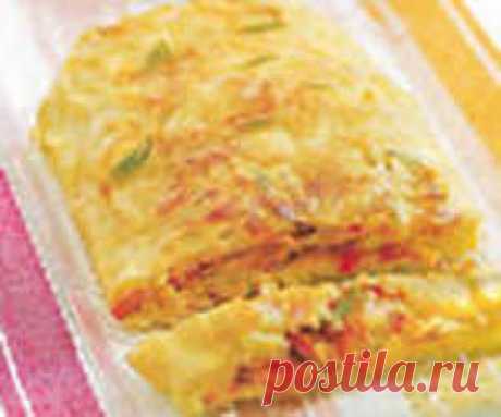 Для приготовления блюда Картофельный рулет необходимы следующие ингредиенты: 800 гр картофеля, 400 гр моркови, 1 луковица, 60гр сливочного масла, полстакана молока, 2 яйца, соль на пробу, 0,5 чайной ложки сахара, 2 столовые ложки муки.