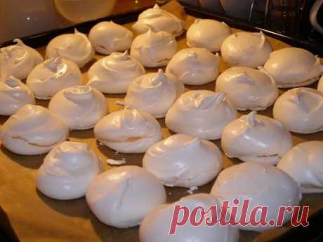 БЕЗЕ ПО-ДОМАШНЕМУ
 Ингредиенты: Сахар - 1 ст; Яичный белок - 4 шт;
Ванилин по вкусу Приготовление: 1. Охлажденные белки выкладываем в глубокую
посудину и начинаем взбивать, понемногу добавляя сахар (можно использовать
половину коричневого сахара, тогда получатся кремовые безешки с карамельным
вкусом). 2. Добавляем ванилин и взбиваем до тех пор, пока сахар полностью не
растворится и масса не приобретет вязкость и густоту. Выкладываем на застеленный
пергаментом противень и отправляем сушиться в пр