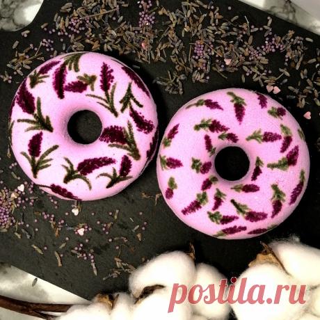 Купить бомбочка "лавандовый букет" ручной работы у мастера без наценок | DIY Рукоделие - Косметика
🌼 Бомбочка "Лавандовый букет" поможет справиться с последствиями городской суеты. 
Что в ней?
🌸 Питательное масло абрикосовой косточки - увлажнит и обогатит кожу витаминами
🌸 Сухие сливки – придадут лёгкую бархатистость коже
🌸 Насыщенный аромат лаванды – приведёт нервы в порядок