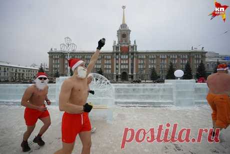 В Екатеринбурге прошел забег голых Дедов Морозов - Новости Mail.Ru