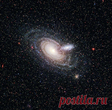 9. &quot;Хаббл&quot; запечатлел редкий момент расположения на одной линии двух спиральных галактик: первая, небольшая, упирается в центр более крупной.