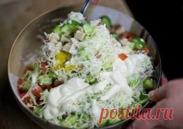 Салат с курицей и овощами