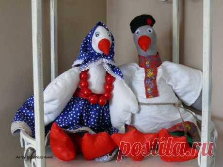 Гусь и гусыня - муж и жена, друг без друга не могут и дня . Любовь и мир в Ваш дом принесут ,крыльями счастья Вас сберегут !!!
Пара этих замечательных гусей -выполненных в русско-народных костюмах, с лёгкостью украсит интерьер вашего дома, сочетание цветов используемых в одежде -всегда будет радовать глаз .