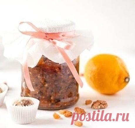 Вкусная баночка витаминов!
Данный рецепт прекрасно подойдет для укрепления иммунной системы в зимний период.
Вам потребуется:
200 г грецких орехов
200 г изюма
200 г кураги
200 г меда
2 лимона
Как готовить:
1. Грецкие орехи, изюм, курагу, лимон вместе с кожурой, но без косточек, необходимо смешать между собой. Это можно сделать при помощи блендера, мясорубки или все компоненты мелко нарезать и перемешать.
2. В получившуюся смесь добавить мед.
3. Принимать "витаминки" по 1-3...