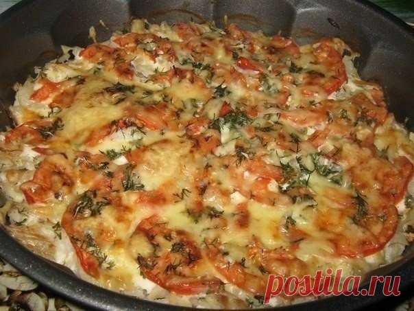 Рыба запечённая с помидорами и сыром.

Рецепт из разряда:быстро и вкусно!

Ингредиенты:

филе не жирной рыбы (у меня треска) 600-700 гр.
помидор 1 шт.
сметана 3-4 ст.л.
чеснок 3-4 зубч.
зелень свежая по вкусу (я добавила укроп)
соль,перец
сыр твёрдый 50-70 гр.

Приготовление:

Рыбу нарезать на не большие кусочки,посолить,поперчить.Выложить рыбу в форму для запекания.Посыпать мелко нарубленным чесноком.Сверху смазать сметаной.Помидор тонко нарезать полукольцами,выложить сле...