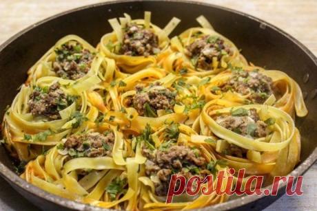 Гнезда с фаршем на сковороде Ингредиенты:Укроп свежий — по вкусуМасло растительное — 2 ст. л. Сахар — 1 ст. л. Паста томатная — 2 ст. л. Перец черный молотый — по вкусу Сок томатный — 200 мл Фарш мясной — 300 г Макароны "Гнезда"— 8...