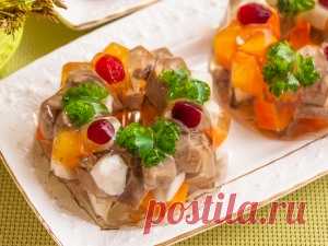 Заливное мясо на праздничный стол 


Вместо говядины можно использовать куриное филе.Также, можно добавить любые овощи, по вкусу.Заливное можно приготовить в одной большой форме, но мне нравится делать его порционно, потом его очень у…
